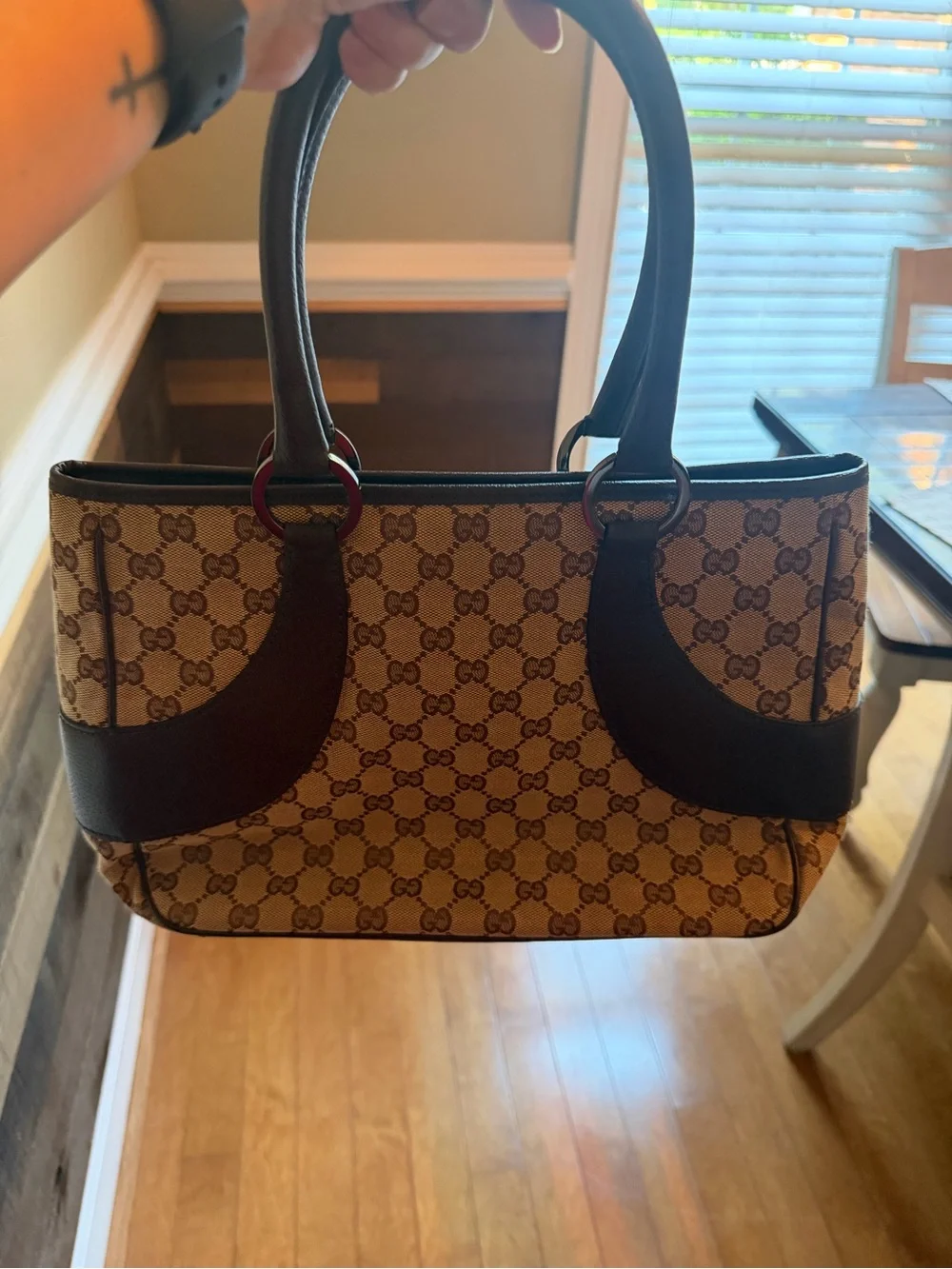 Gucci tote signature
